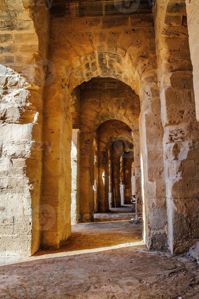 korridor i ruiner av det största Colosseum, Nordafrika. el jem, tunisien, unesco foto