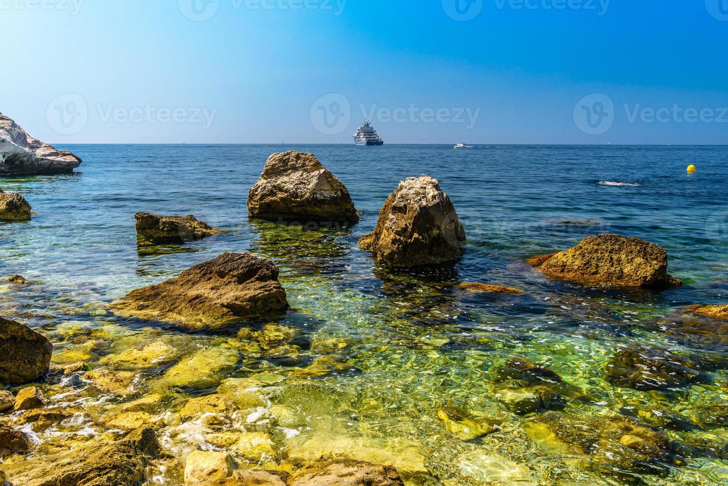 havsstrand med stenar och klippor, beausoleil, nice, nizza, alpes-maritimes, provence-alpes-cote d'azur, cote d'azur, franska rivieran, frankrike foto