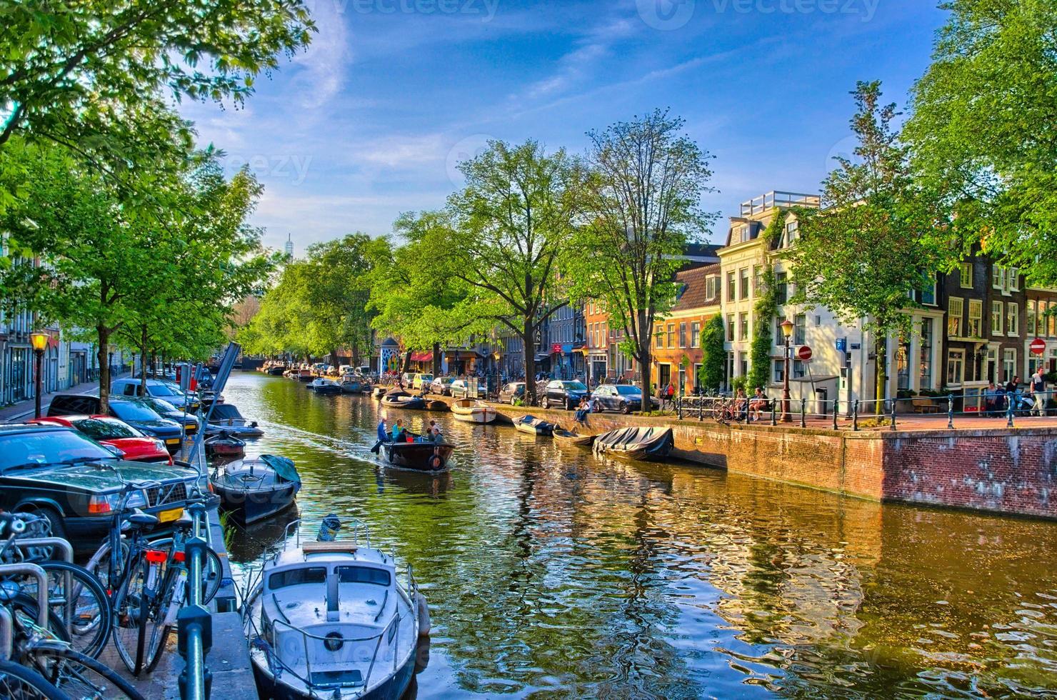 båtar på amstelfloden i amsterdam, holland, nederländerna, hdr foto