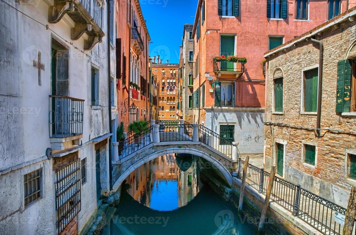 kanal med bro i Venedig, Italien, hdr foto