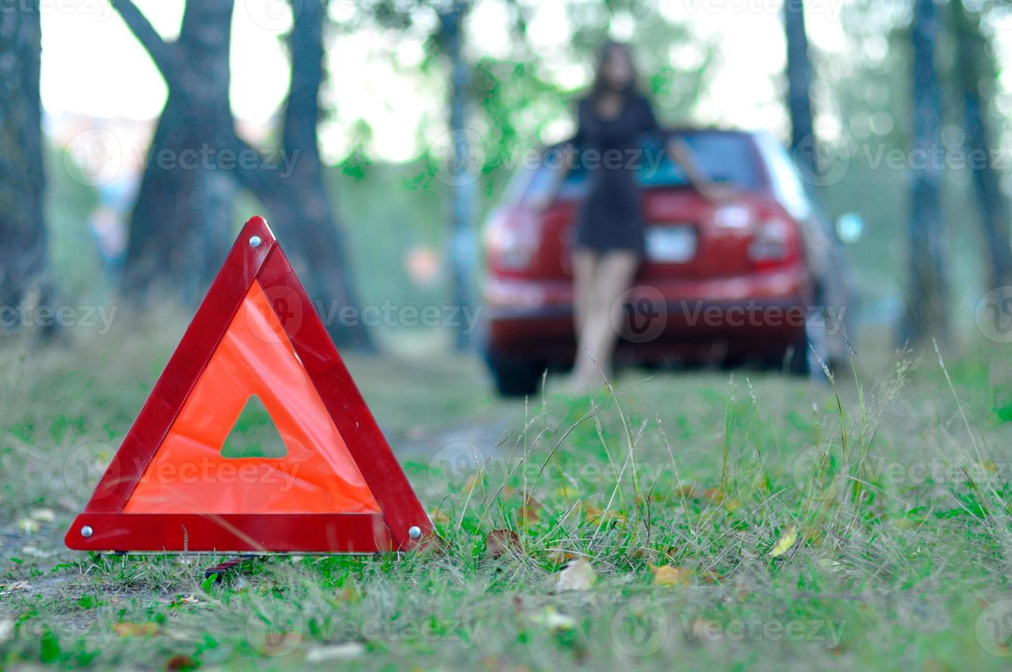 nödvägsskylt med en ung flicka och en bil i bakgrunden, sergiev posad, Ryssland foto