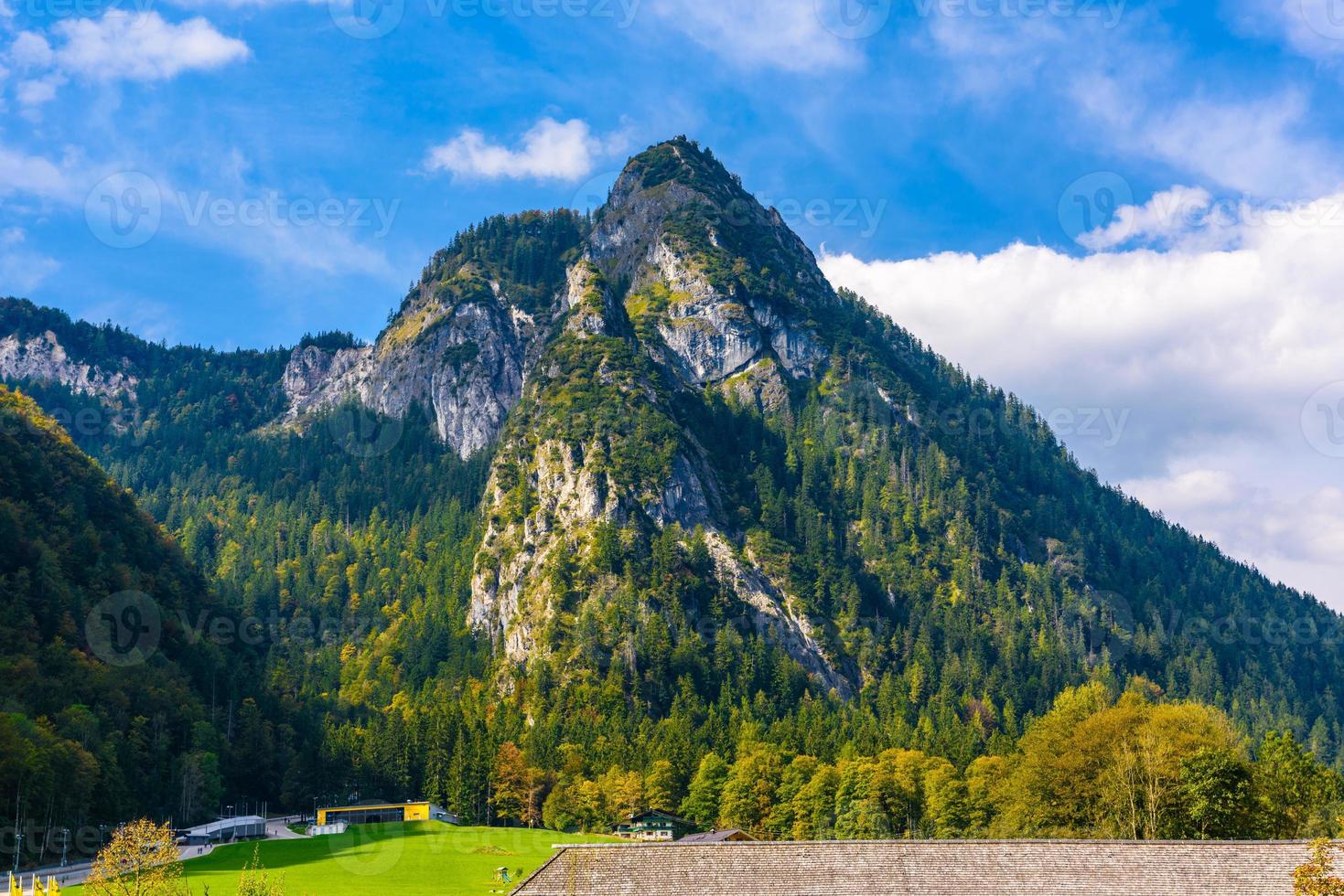 alperna berg täckta med skog, schoenau am koenigssee, konigsee, berchtesgaden nationalpark, bayern, tyskland. foto
