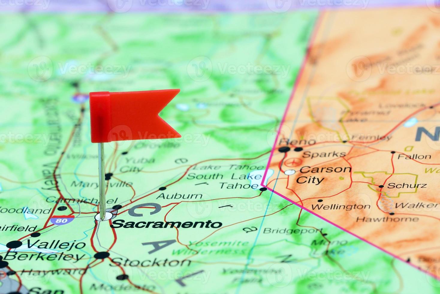 Sacramento fästs på en karta över USA foto
