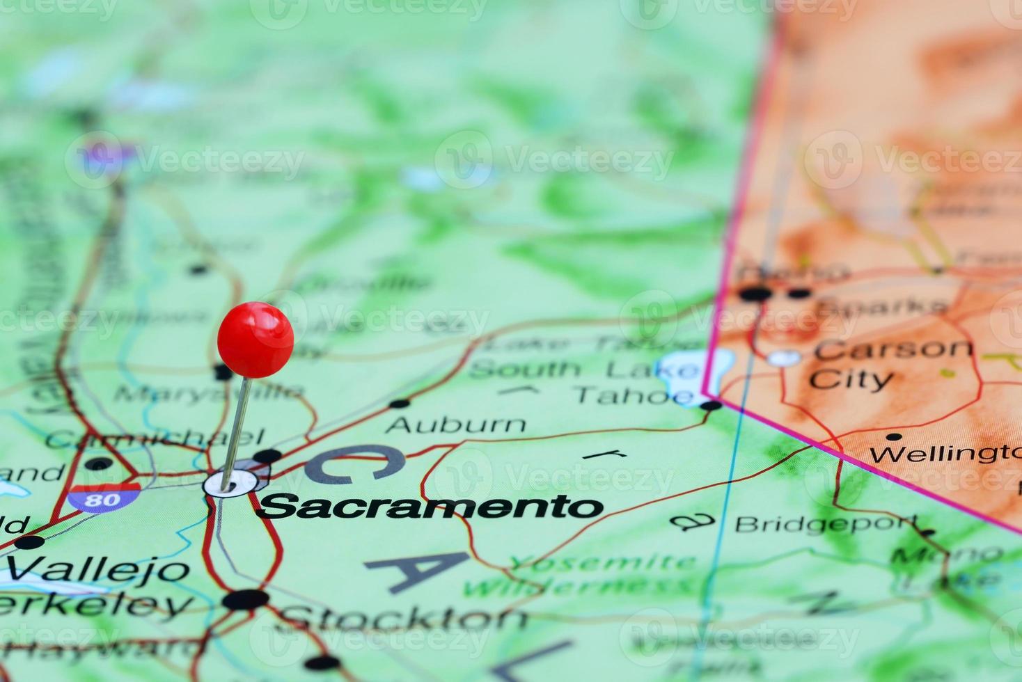 Sacramento fästs på en karta över USA foto