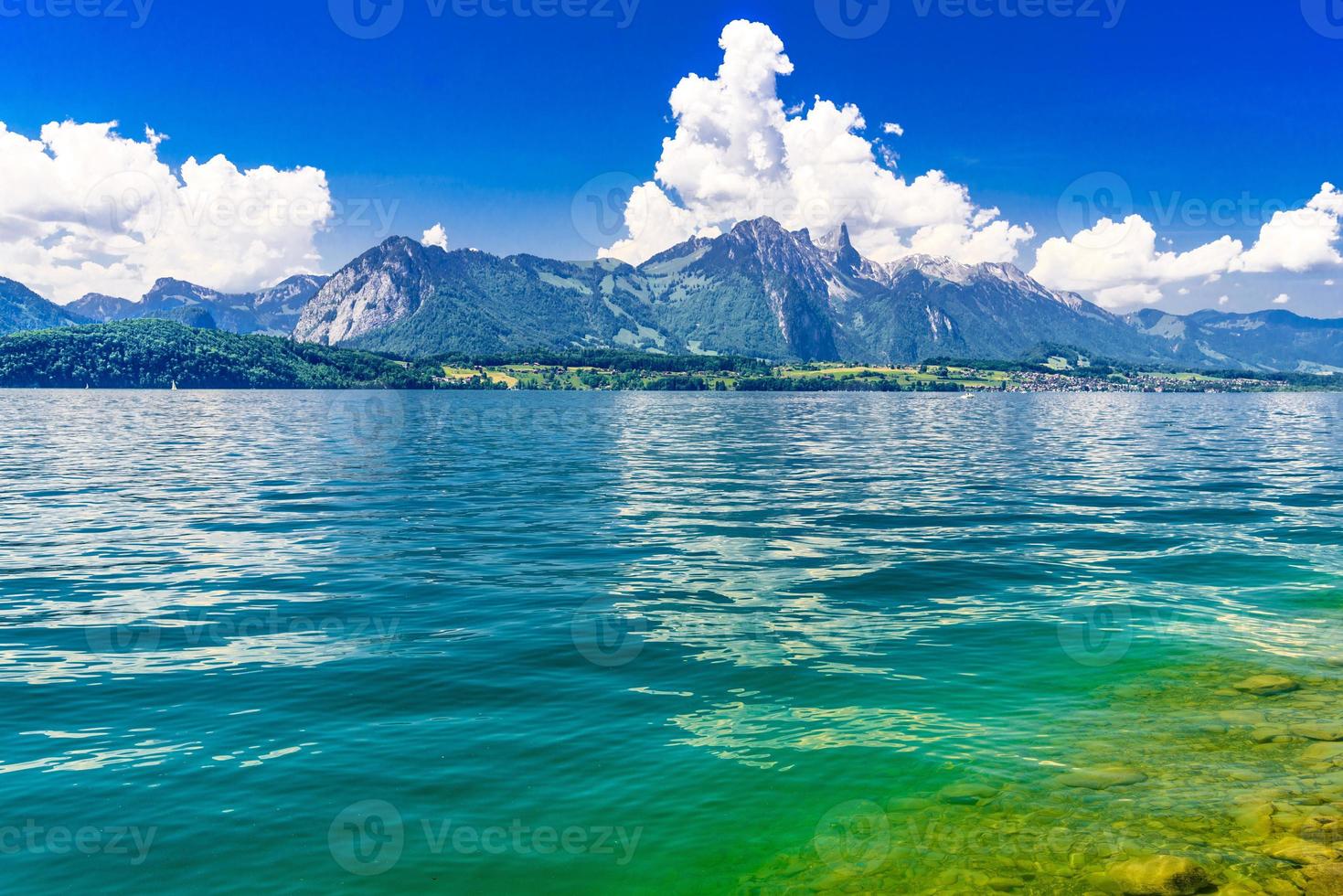 klar transparent azurblå sjö thun, thunersee, bern, schweiz foto