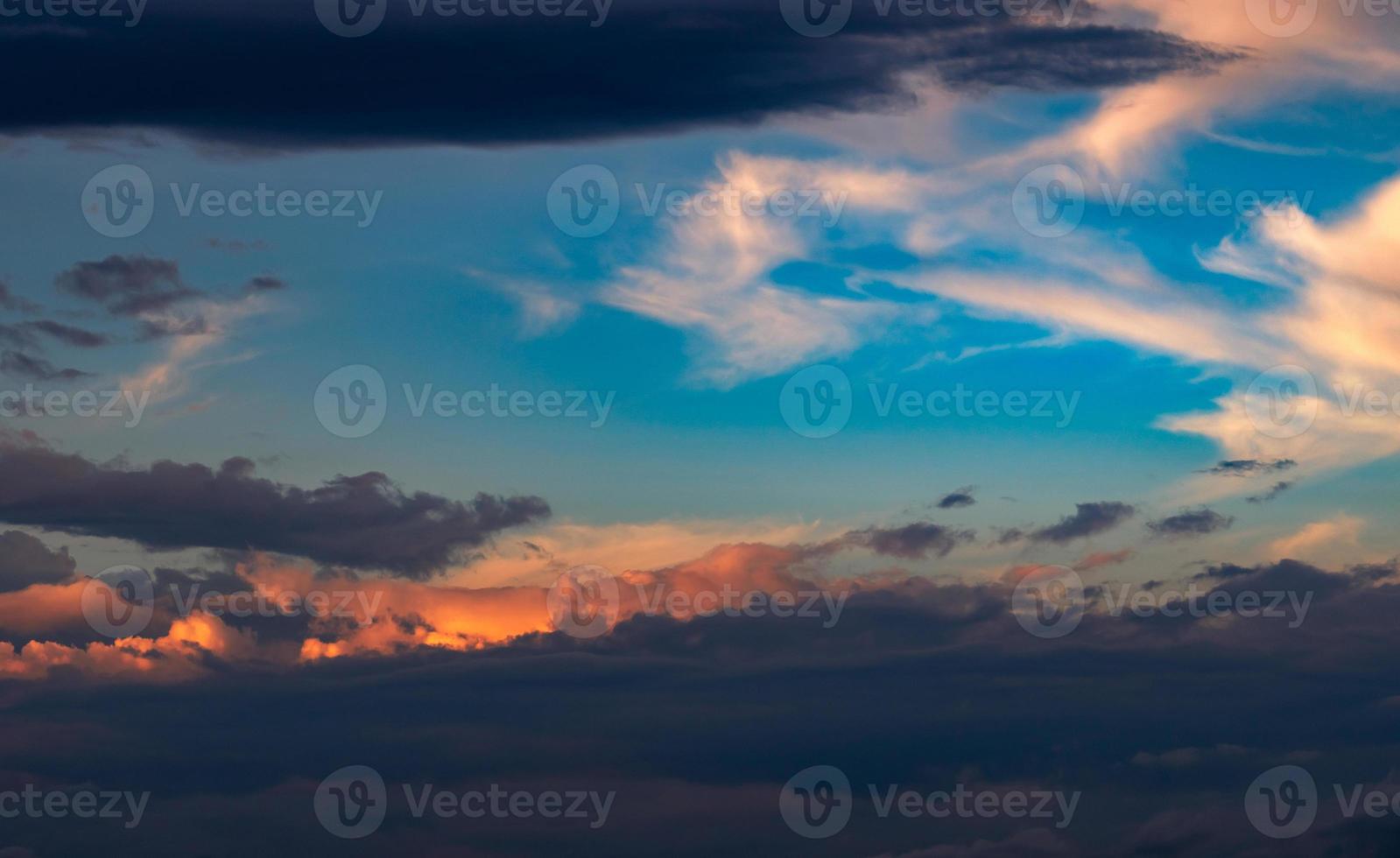vacker solnedgångshimmel. orange, blå och vit himmel. färgglad soluppgång. konstbild av himlen vid soluppgången. soluppgång och moln för inspiration bakgrund. natur bakgrund. lugnt och lugnt koncept. foto