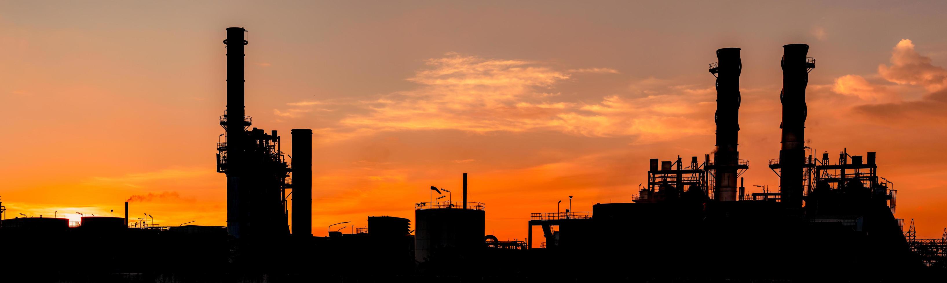 elkraftverk för gasturbiner. energi för stödfabrik i industriområde. naturgastank. litet gaskraftverk. kraftverk som använder naturgas som bränsle. grön energi. dramatisk solnedgångshimmel. foto