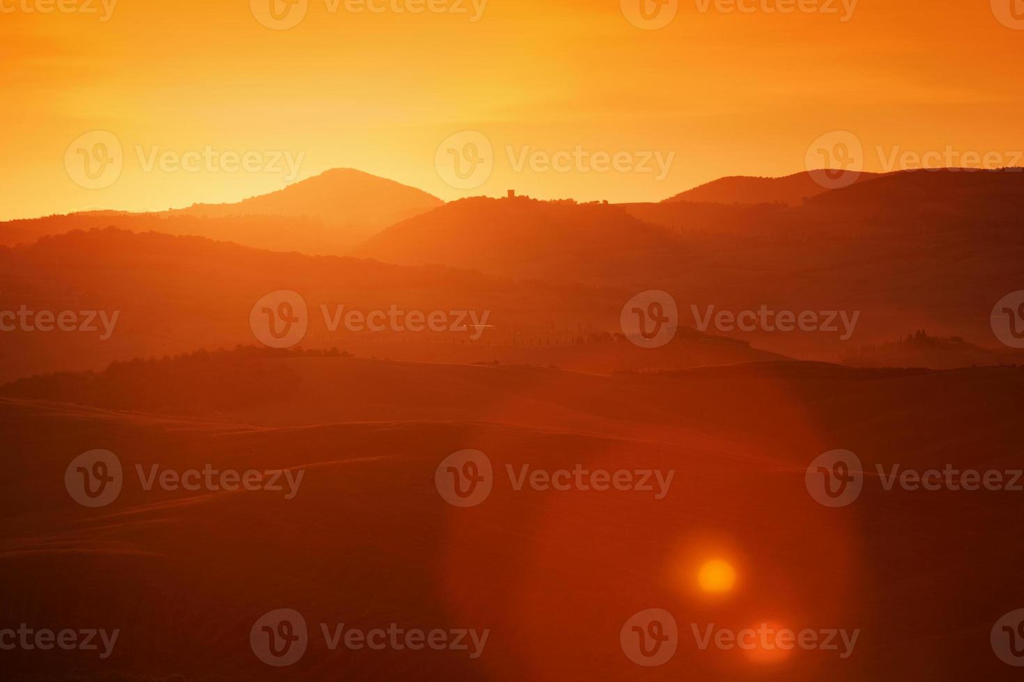 Toscana landskap vid soluppgången, Italien. toskanska kullar, solsken foto