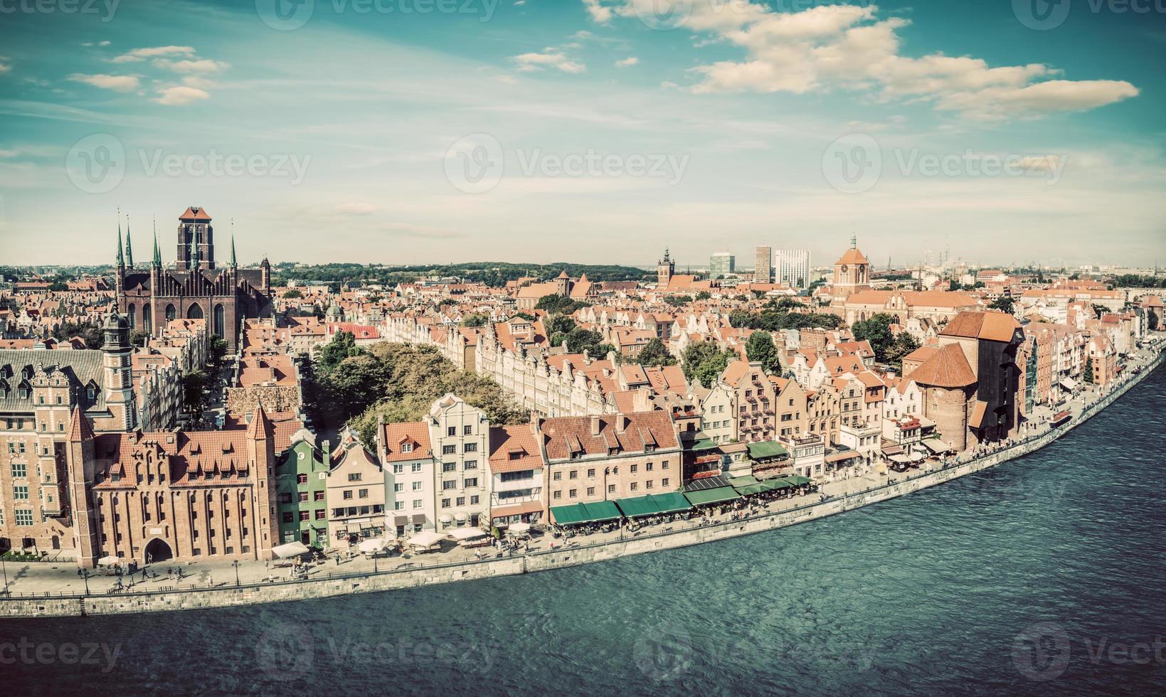 panorama av gdansk gamla stan och motlawa floden i Polen. årgång foto