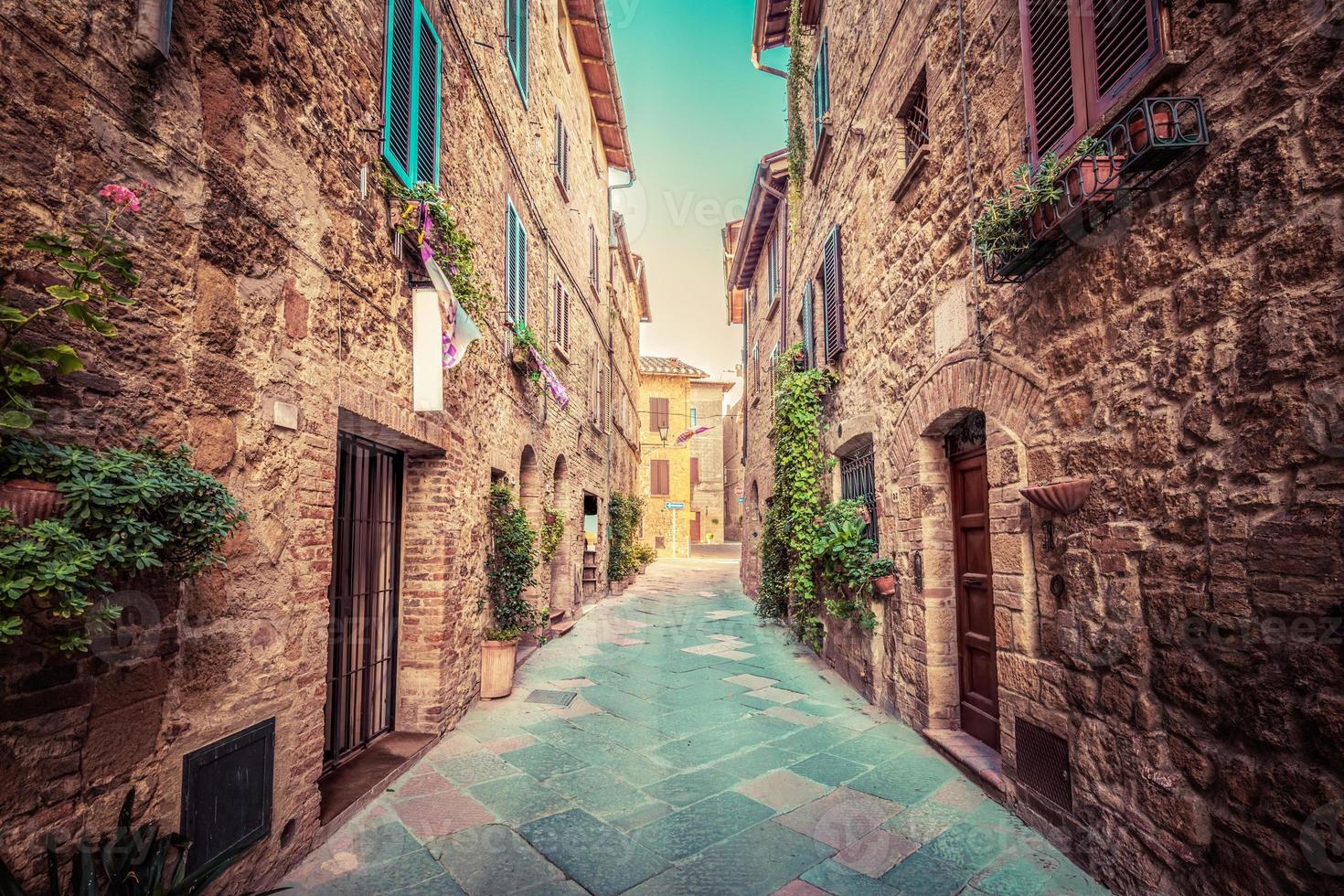 smal gata i en gammal italiensk stad av pienza. Toscana, Italien. årgång foto