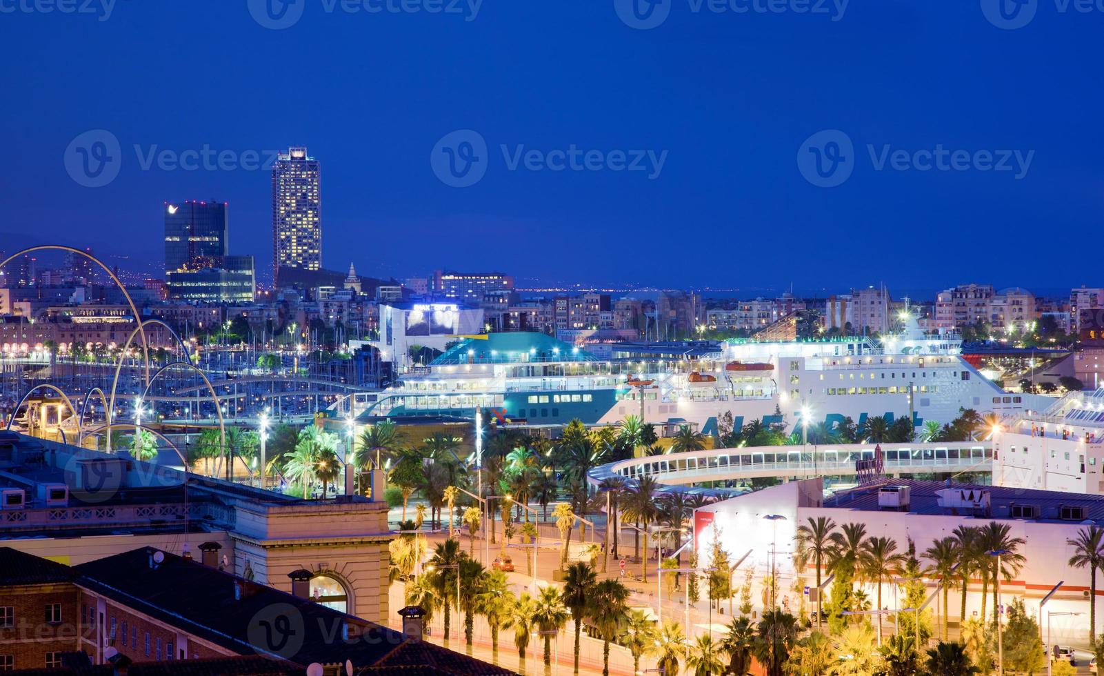 barcelona, spaniens skyline på natten foto