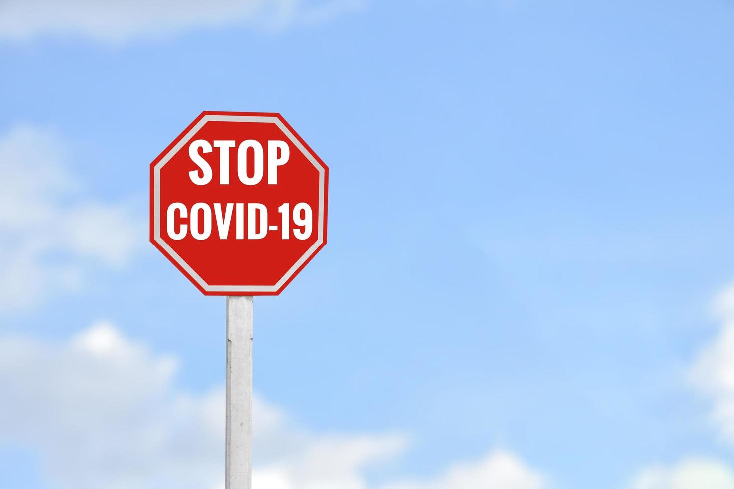 stoppa covid 19 variant skylt på pole koncept. foto