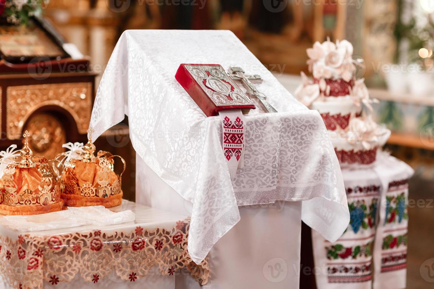 två kronor bröllopet avsett för ceremoni i ortodox kyrka. ortodoxa bröllop tillbehör heliga bibeln och silver kors foto