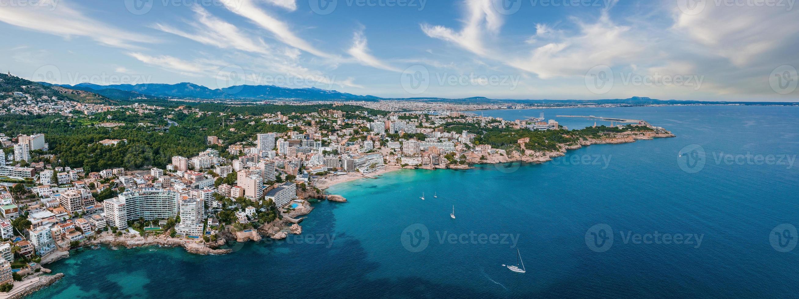 Flygfoto på ön mallorca, hamnen och havet, staden palma-de-mallorca. foto