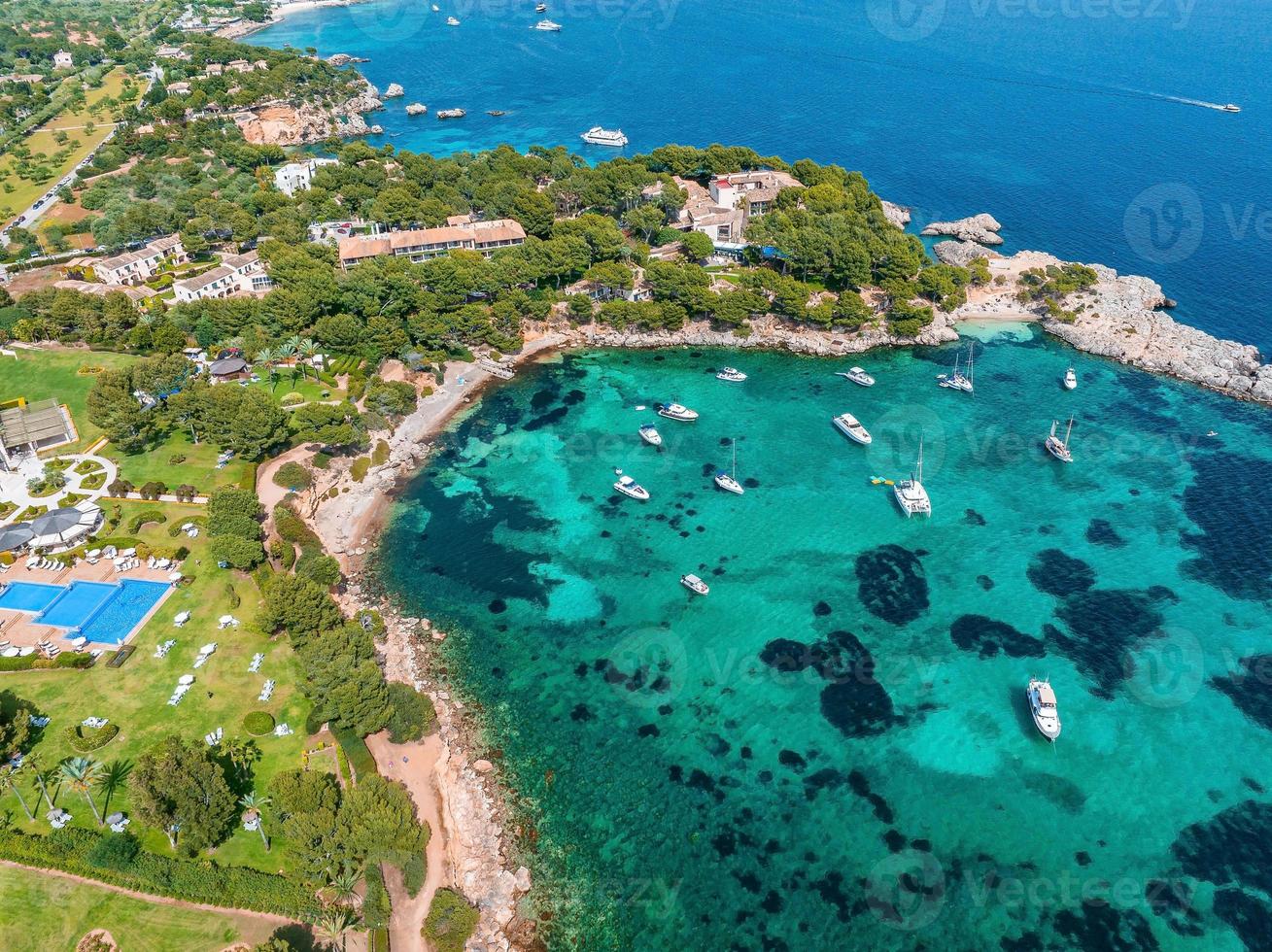 vacker vik med segelbåtar yacht, Mallorca Island, Spanien. foto