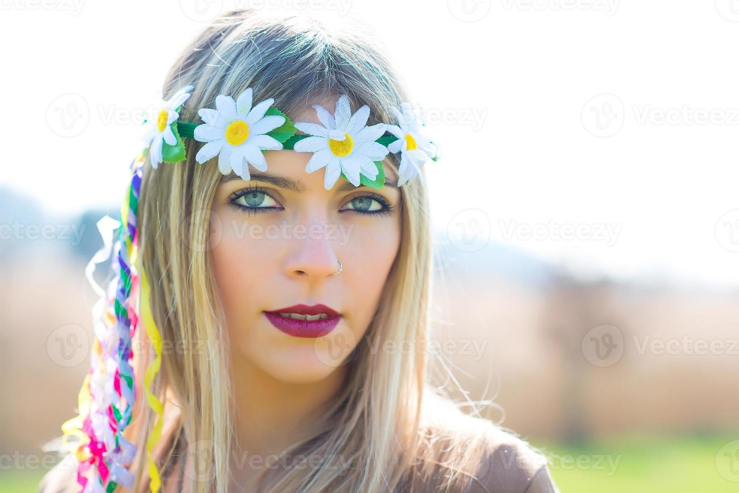 flicka hippie indie stil i naturen foto