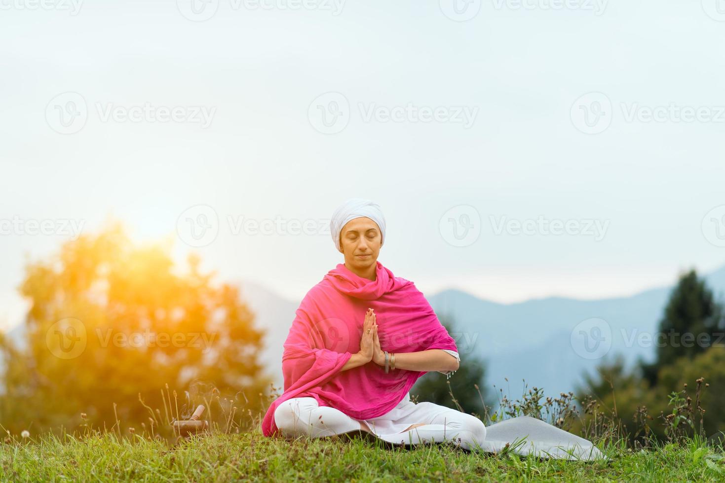 yoga kvinna på grön park foto