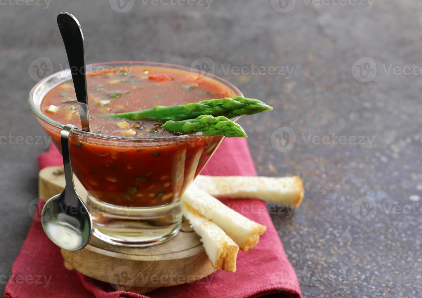 traditionell spansk kall tomatsoppagazpacho med sparris och kex foto