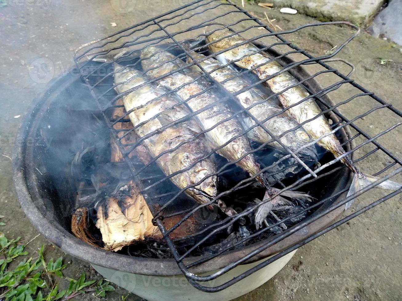 grillad fisk. indonesisk kulinarisk mat foto