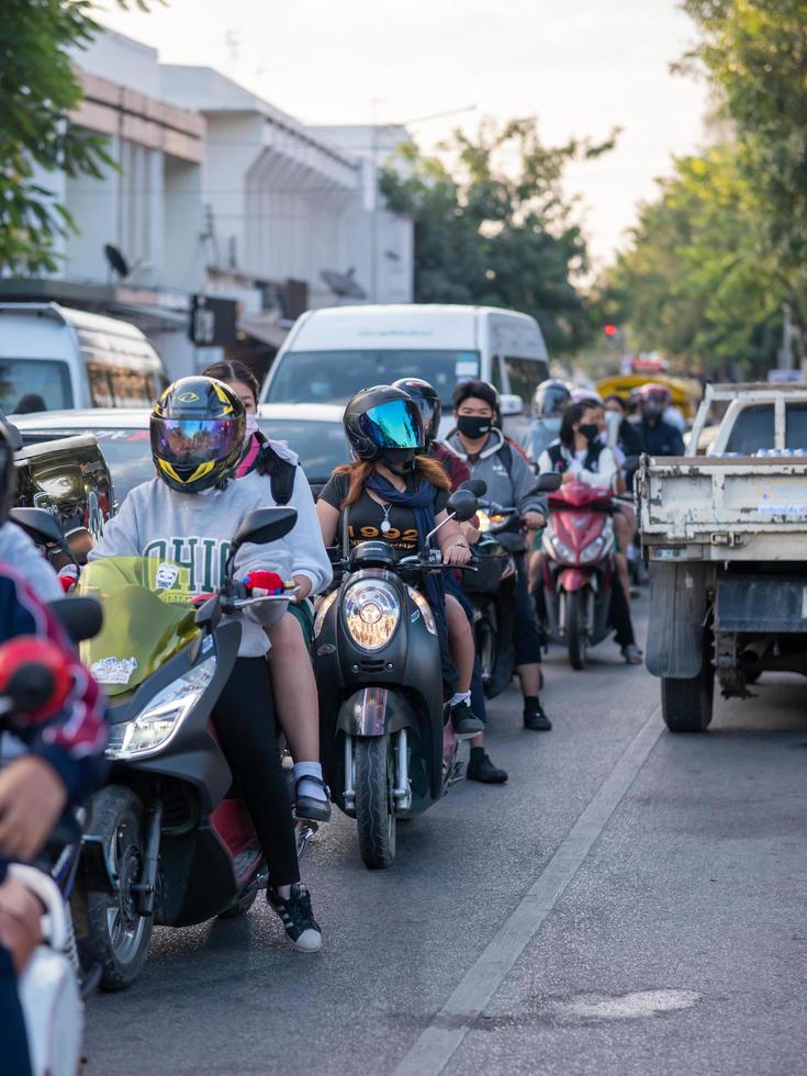 chiang mai, thailand, 2020 - grupp av motorcykel- och biltrafikstockning på morgonen foto