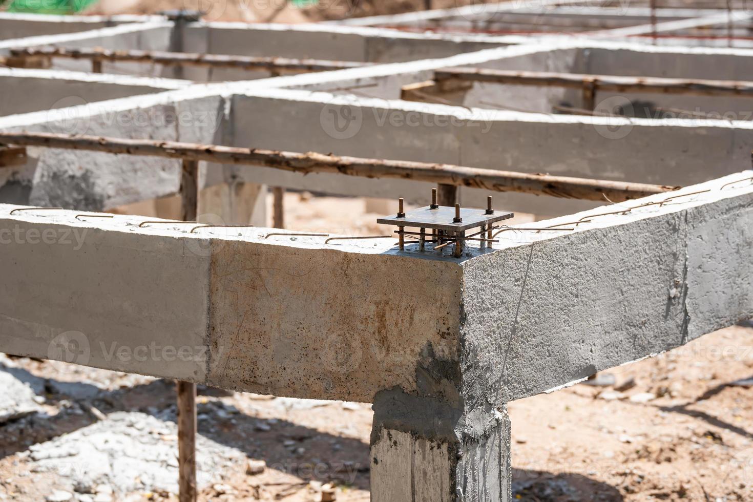 stålbottenplatta fixerad med j-bult och stålstång i betong, bygg- och konstruktionskoncept foto