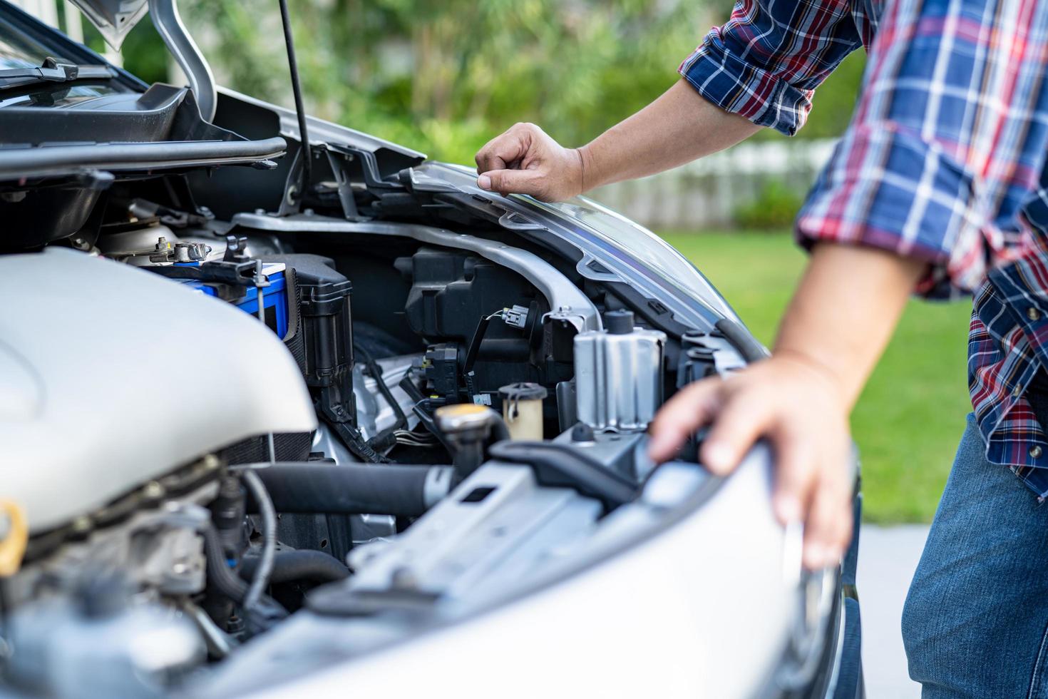 öppen huva mekanisk motorsystem för att kontrollera och reparera skador bilolycka. foto