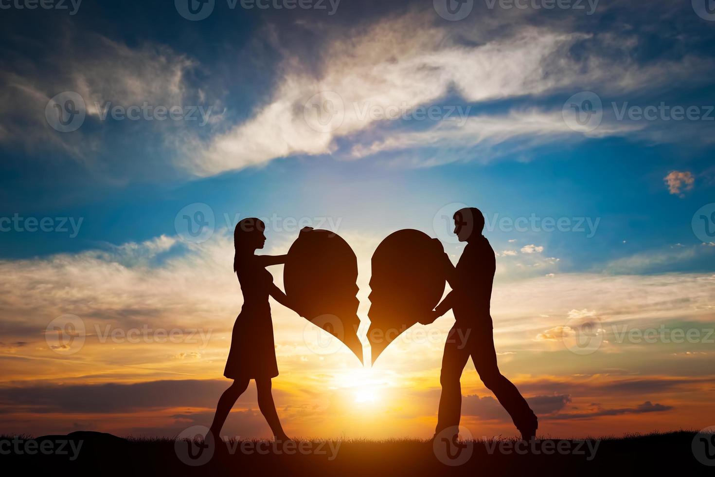 kvinna och man med två halvor av brustet hjärta kommer att förenas i en. kärlek foto