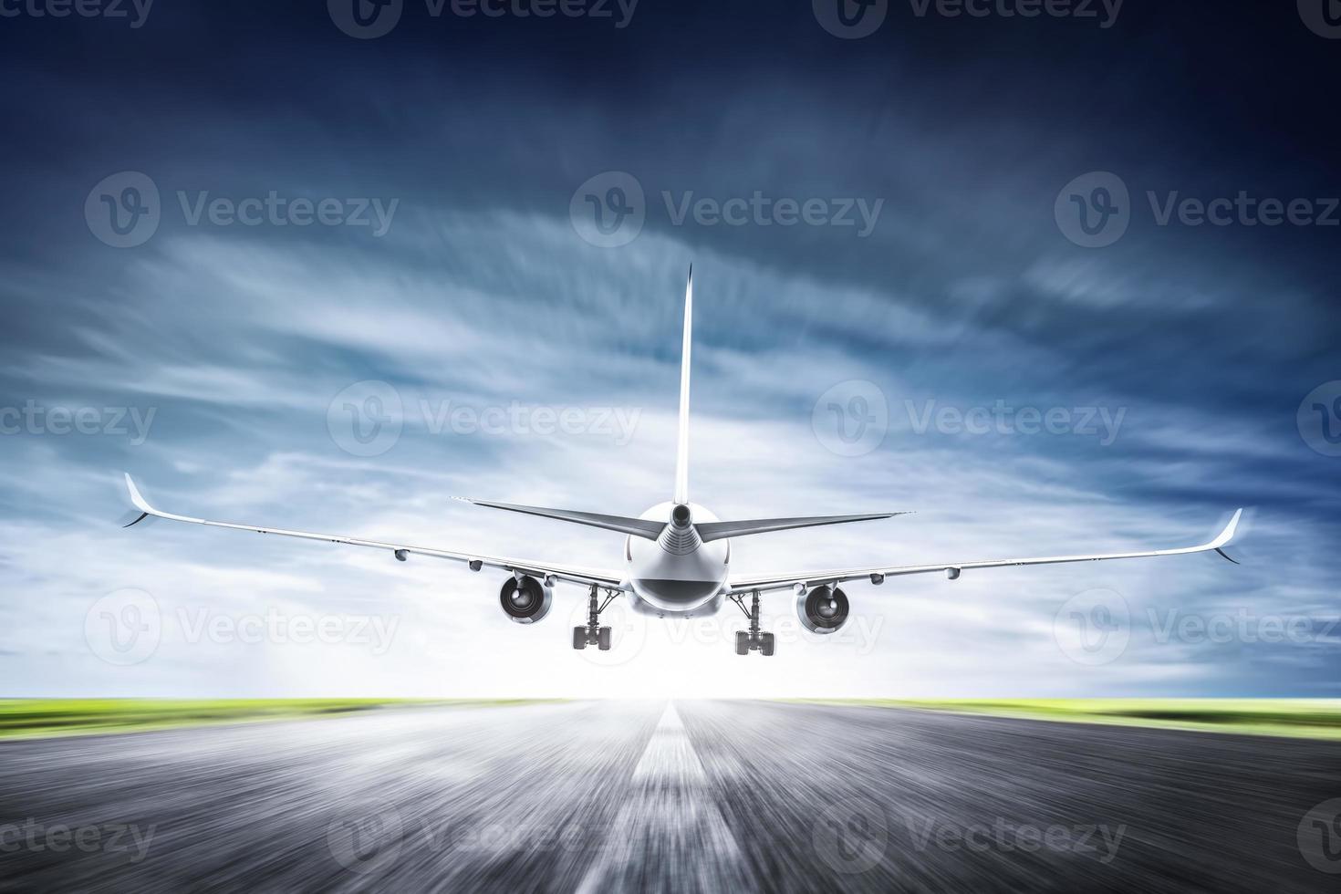 passagerarflygplan lyfter på landningsbanan foto