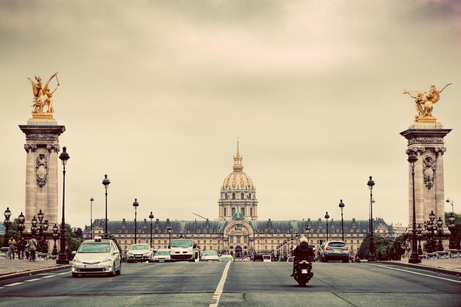 paris, Frankrike, 2022 - les invalides sett från bron Pont alexandre III i Paris, Frankrike. årgång foto