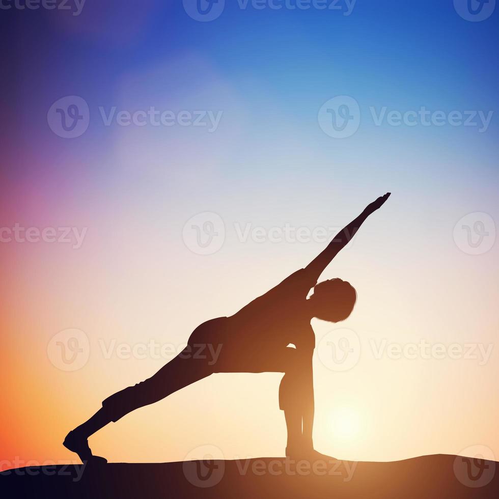 3D kvinna som står i roterad sidovinkel yogaställning mediterar vid solnedgången foto