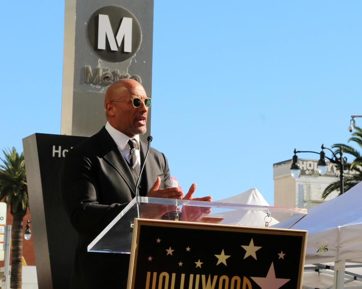 los angeles, 13 dec - dwayne johnson vid dwayne johnson stjärnceremonin på hollywood walk of fame den 13 december 2017 i los angeles, ca. foto