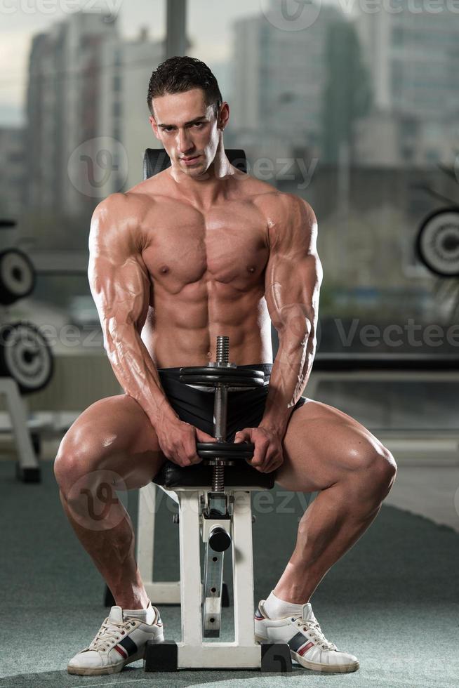 ung man tränar biceps foto