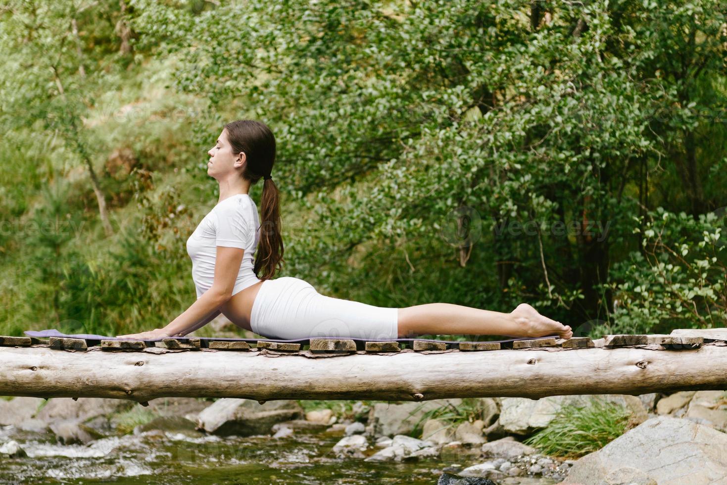kvinna som gör yoga i naturen foto