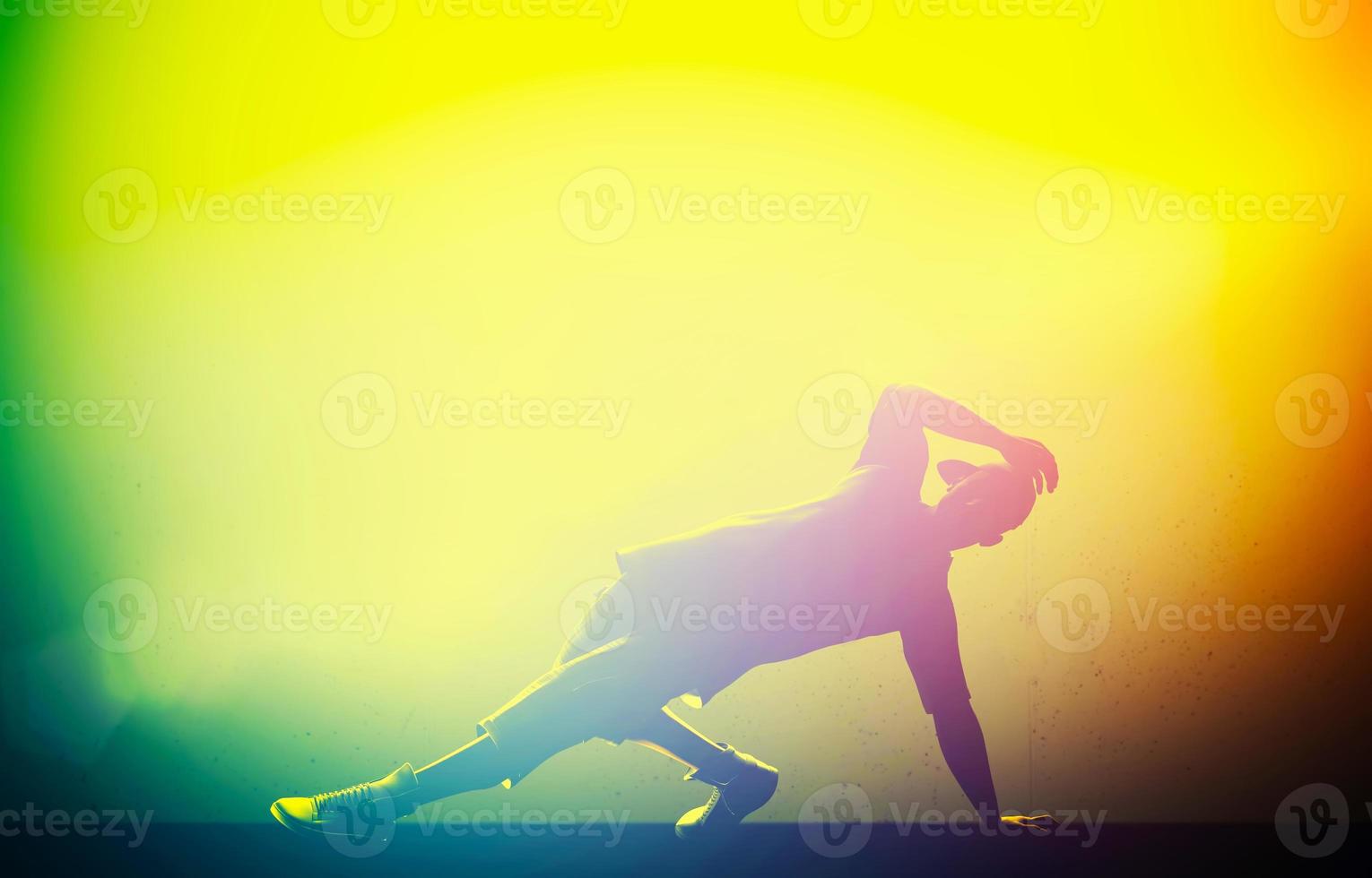 hiphop, breakdance utförd av ung man i färgglada klubbljus foto