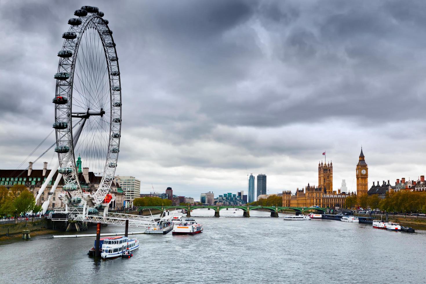 london, england, 2022 - london, england Storbritanniens skyline. london eye, big ben, floden Themsen foto