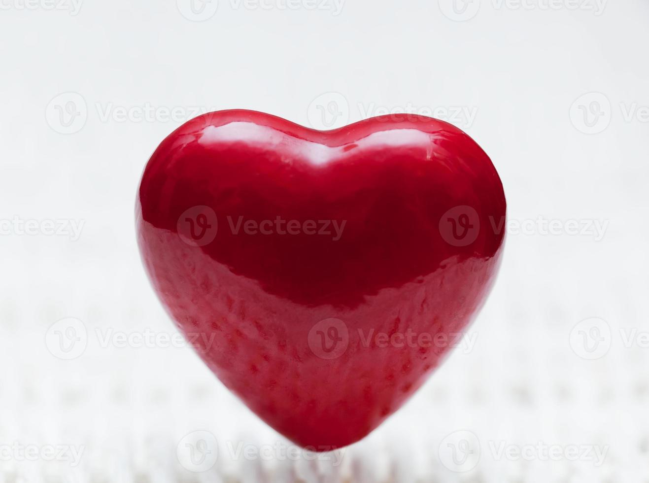 rött hjärta form på rotting. symbol för kärlek foto