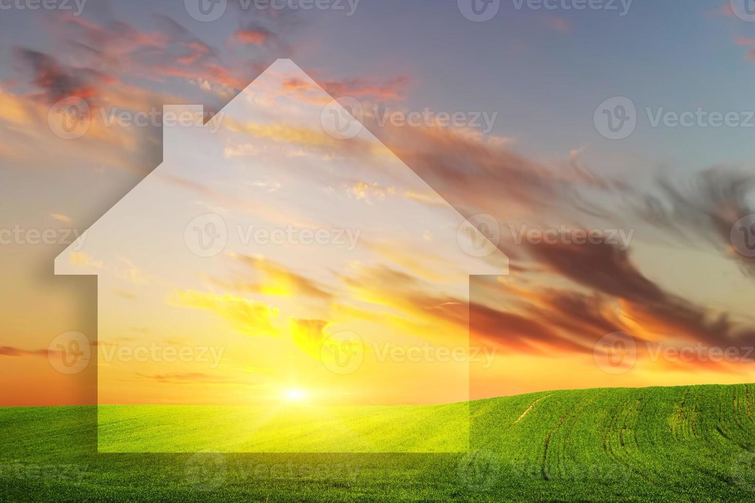 vision av ett nytt hus på grönt fält vid solnedgången. fastighet foto