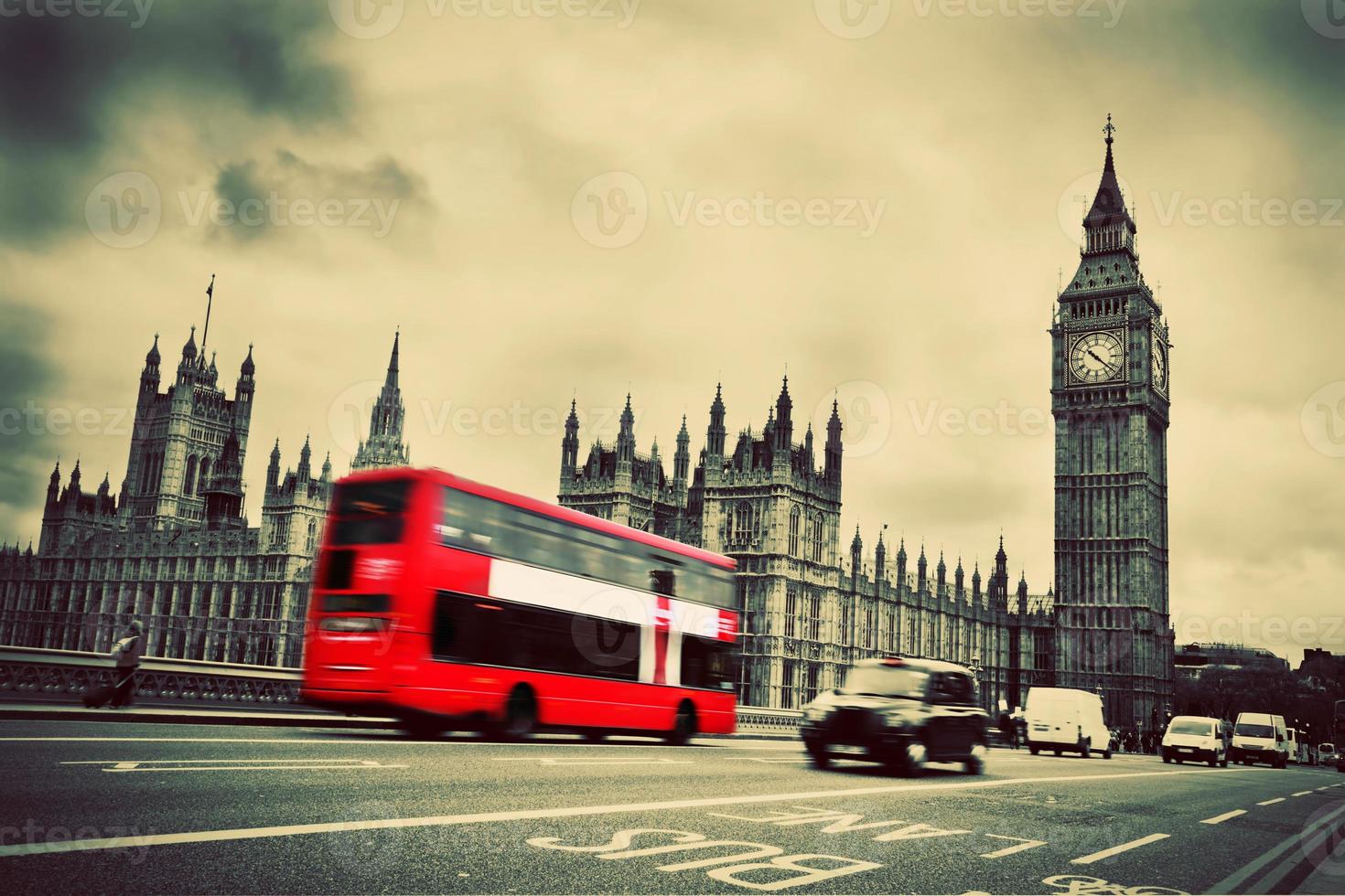 london, Storbritannien. röd buss i rörelse och big ben foto