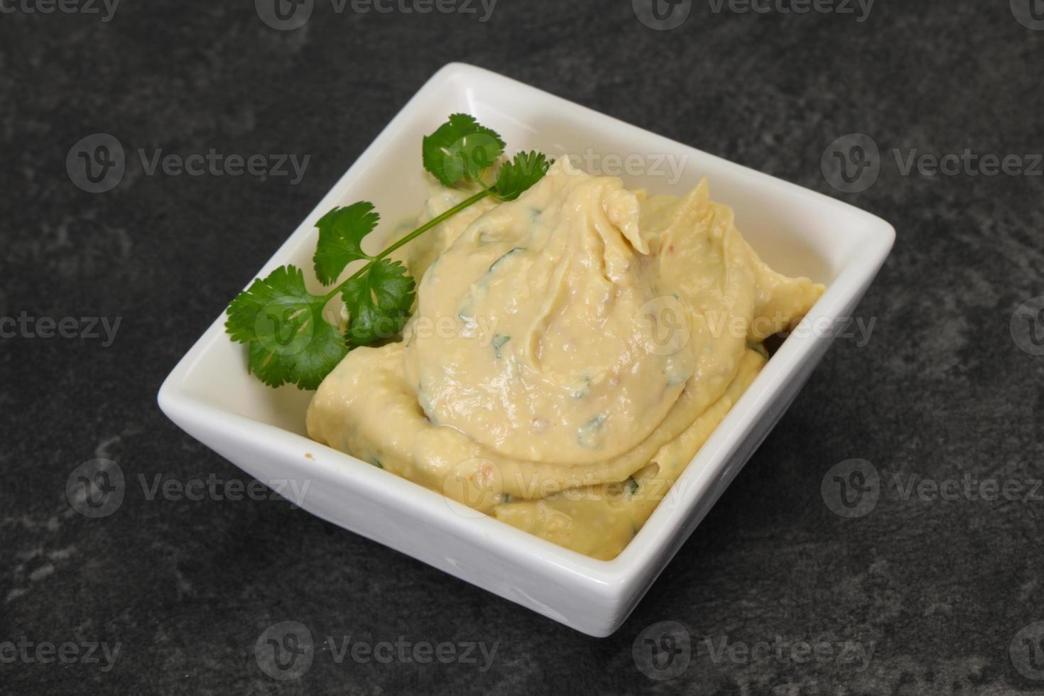 hummus mellanmål med olivolja foto