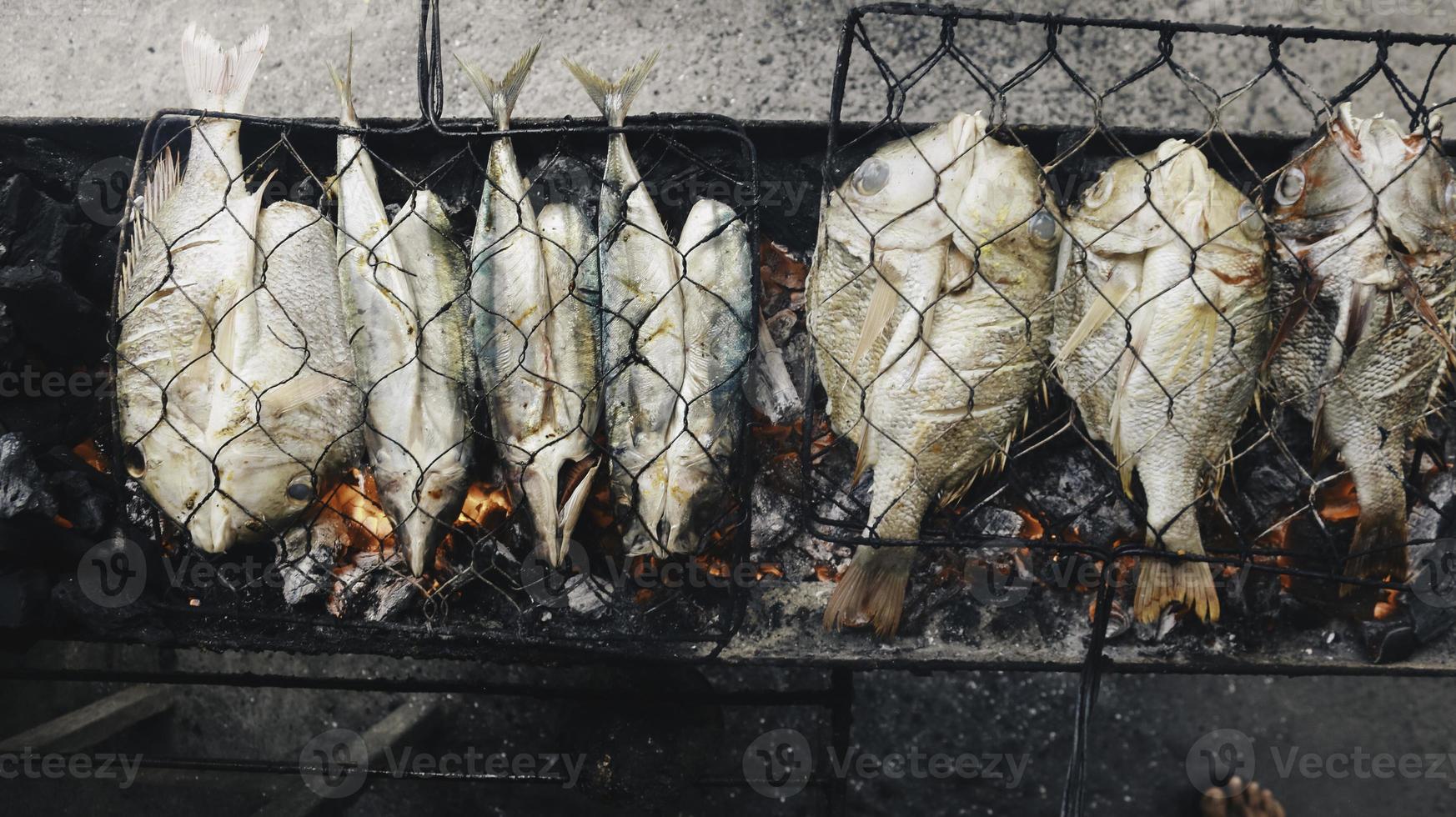 grillad fisk med kol till salu på gatumatmarknad eller restaurang i Indonesien foto