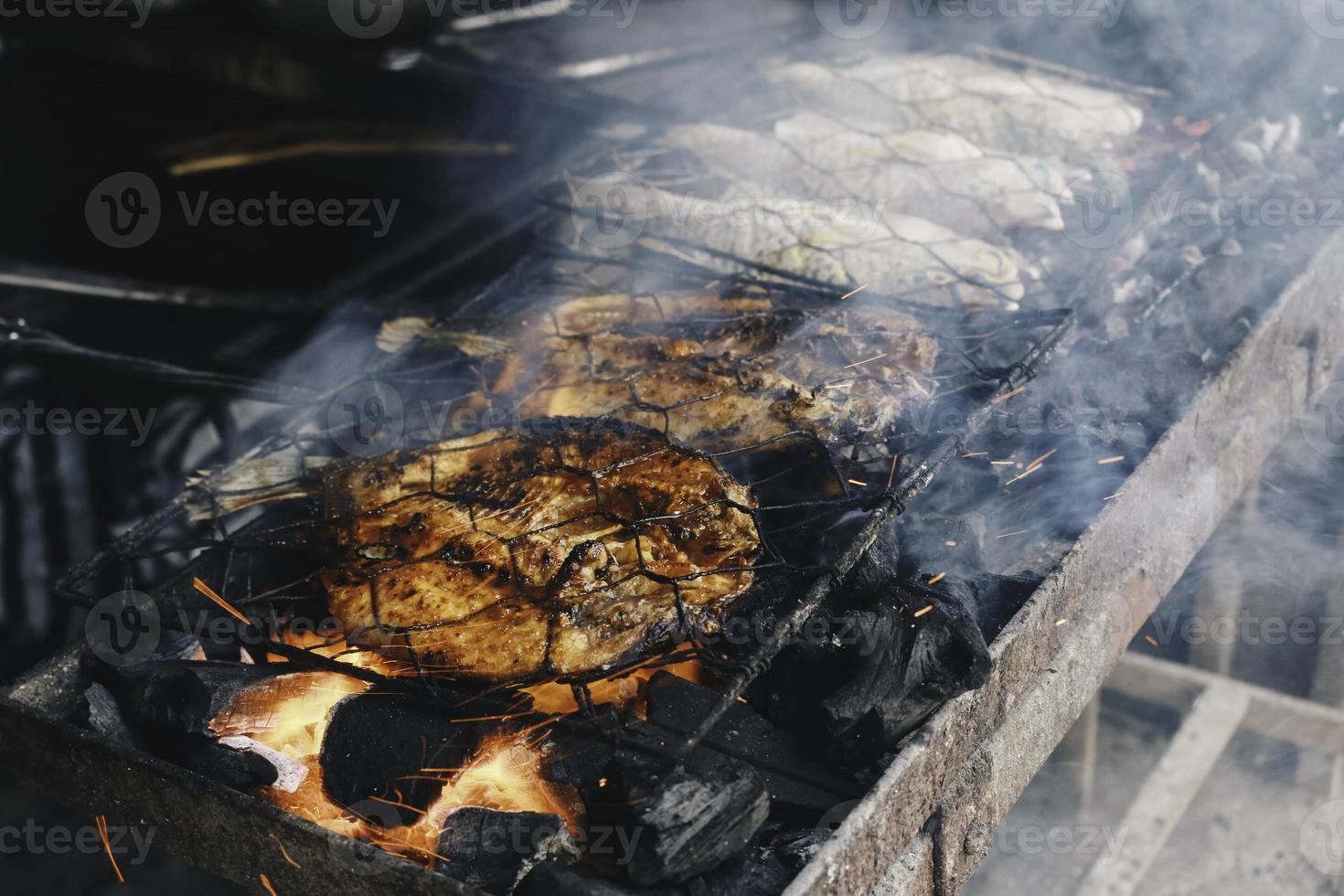 grillad fisk med kol till salu på gatumatmarknad eller restaurang i Indonesien foto