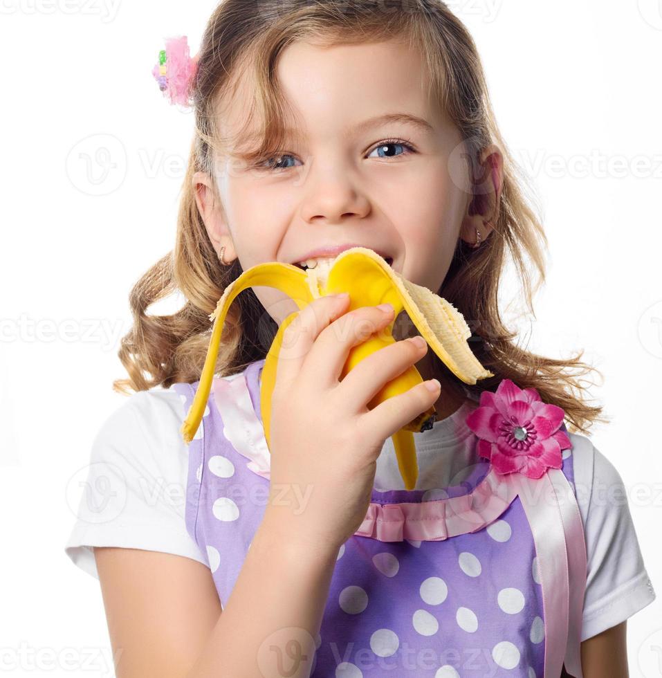 tjej som äter banan foto