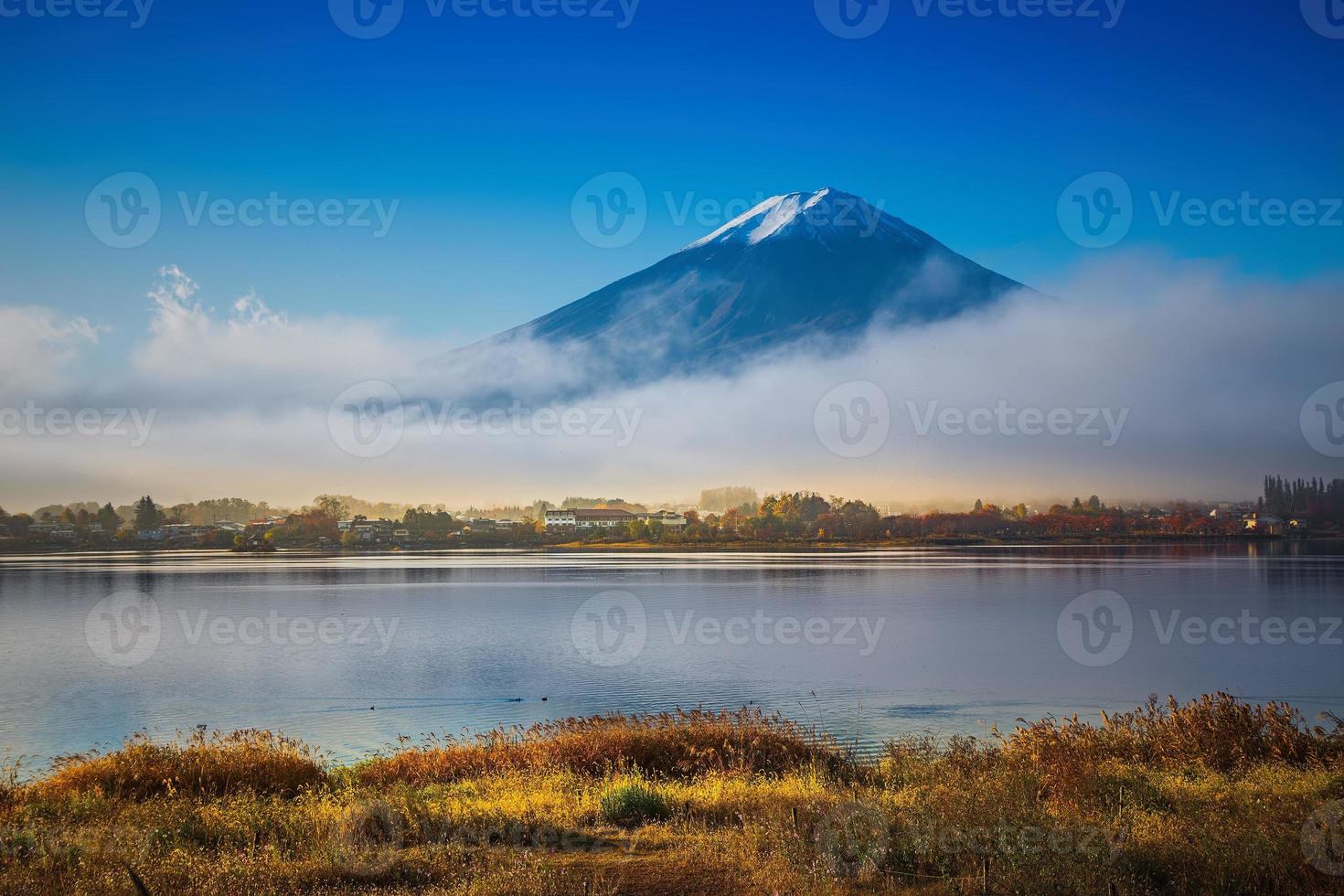 berg fuji och kawaguchiko sjö foto