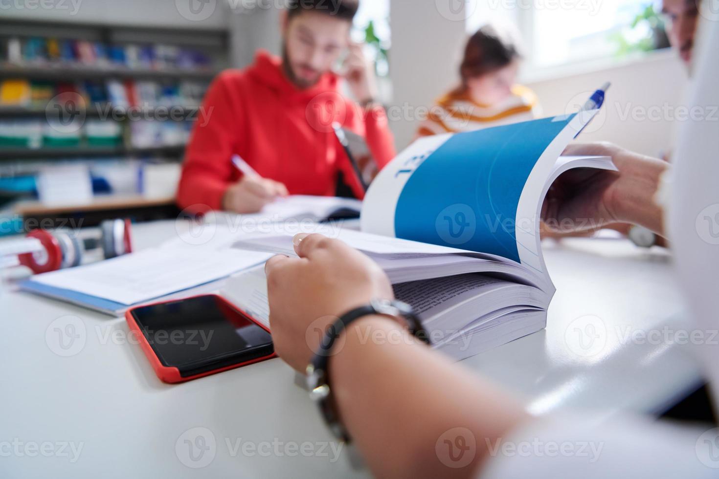 studentgrupp som arbetar med skolprojekt tillsammans på surfplatta vid modernt universitet foto