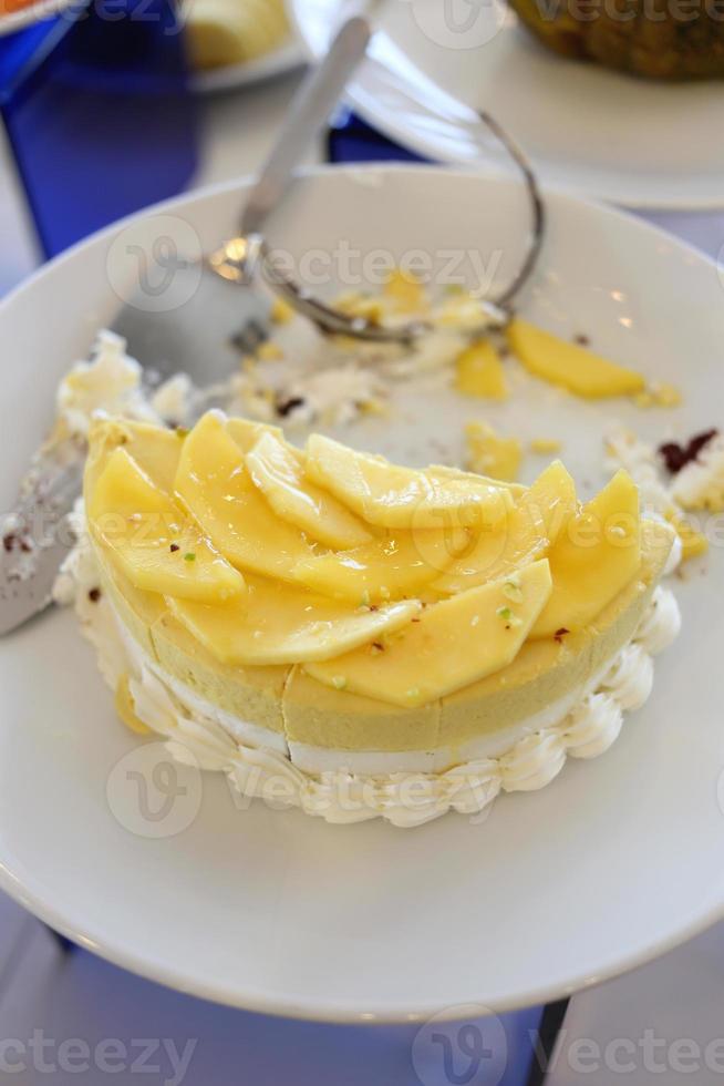 bananfruktkaka i vit maträtt. foto