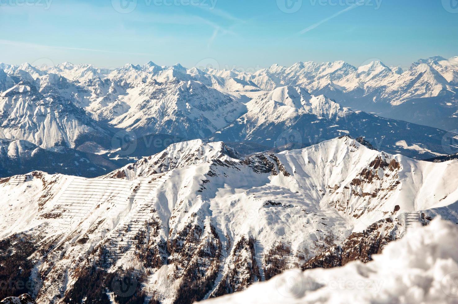 solig dag i de europeiska Alperna på en vinter tapet foto