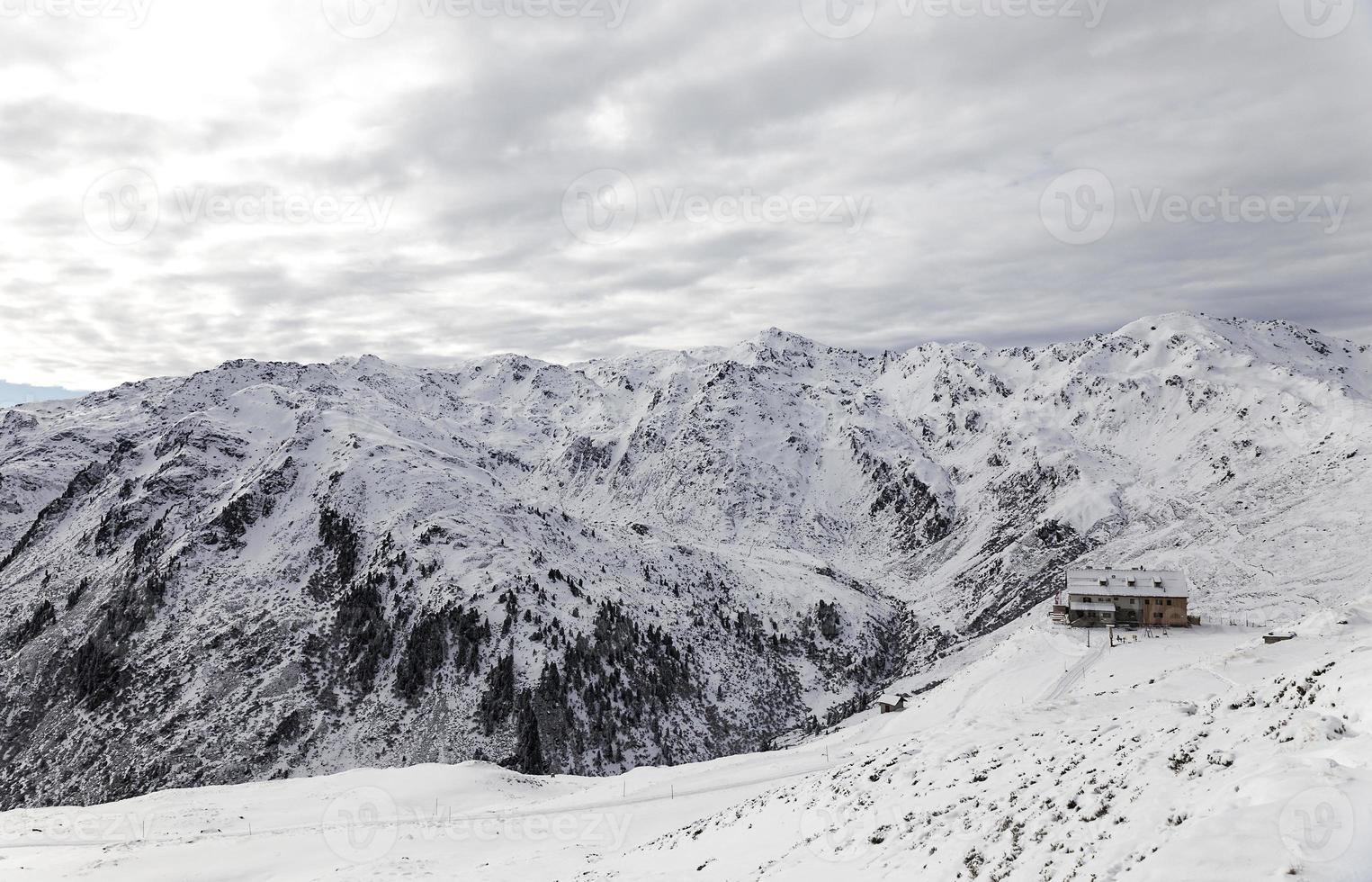wolkige alpen foto