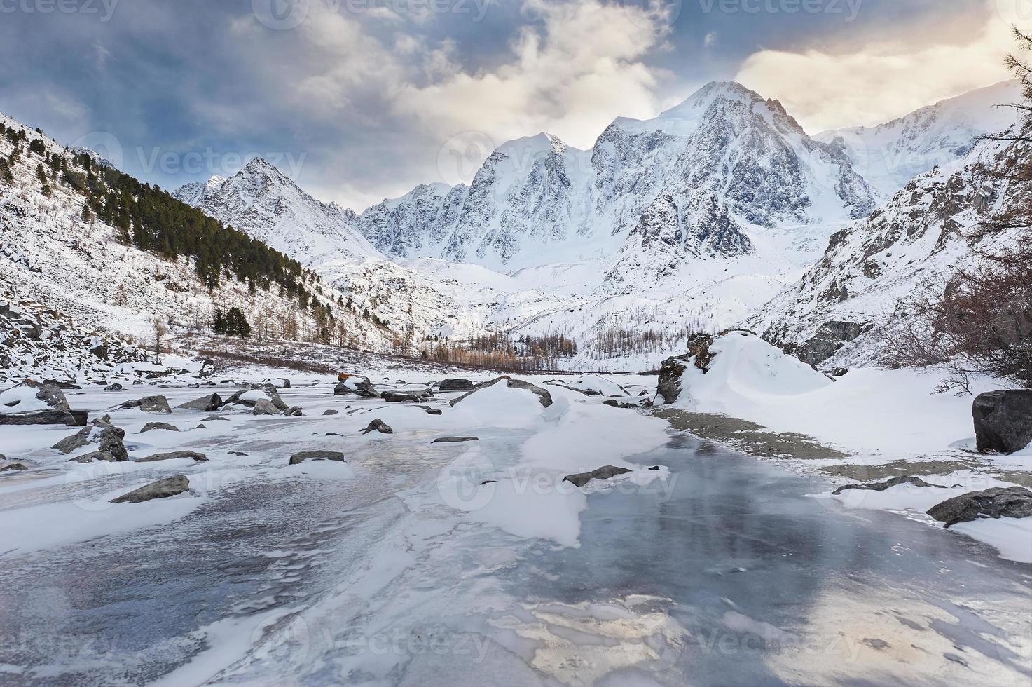 vackert vinterlandskap, Altai bergen Ryssland. foto