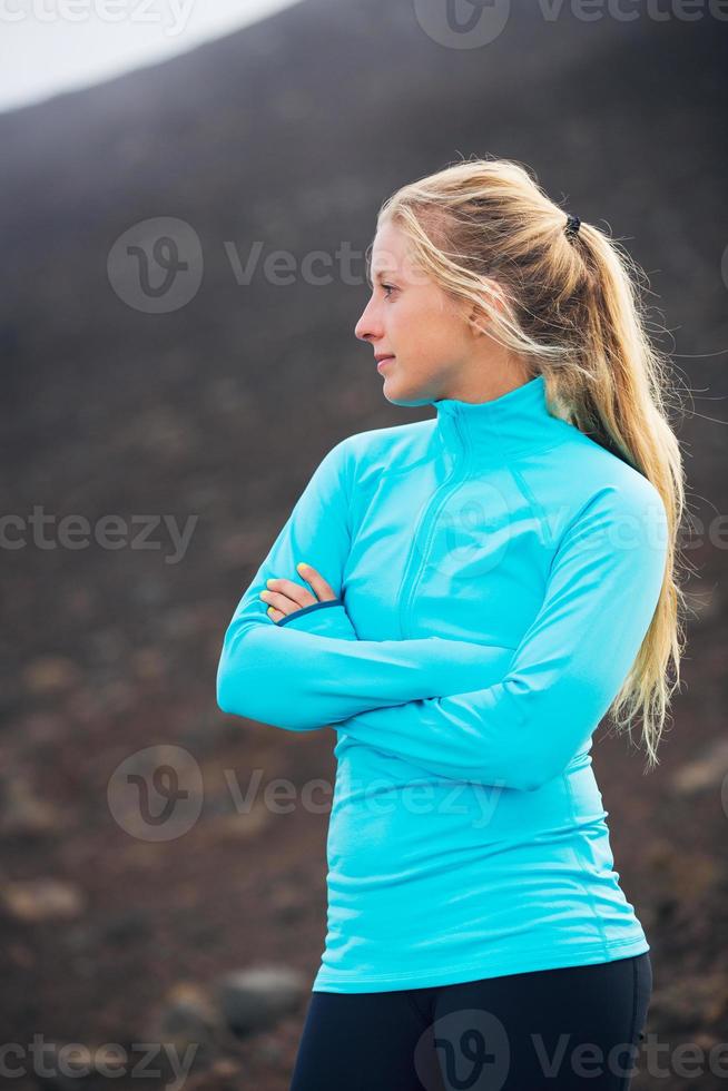 ung attraktiv atletisk kvinna som bär sportiga trasor på spåret foto