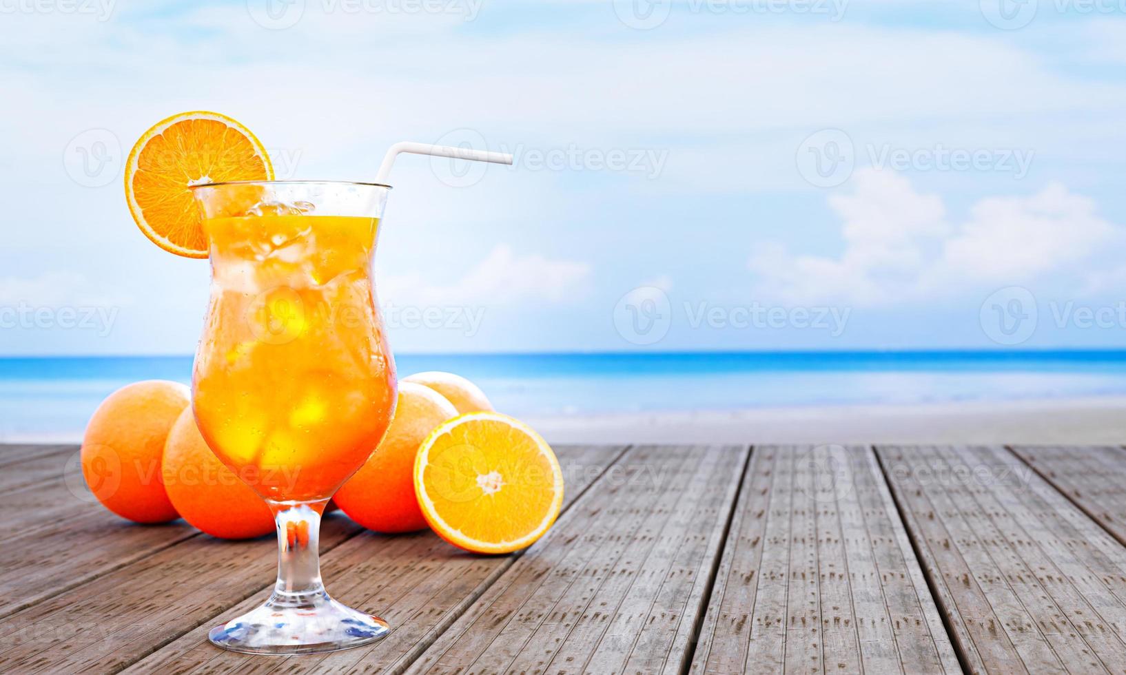 apelsinjuice i ett klart glas med isbitar och apelsinjuice vid glasets mynning. kalla drycker placerade på träbalkongen vid havet mitt på dagen. 3d-rendering foto